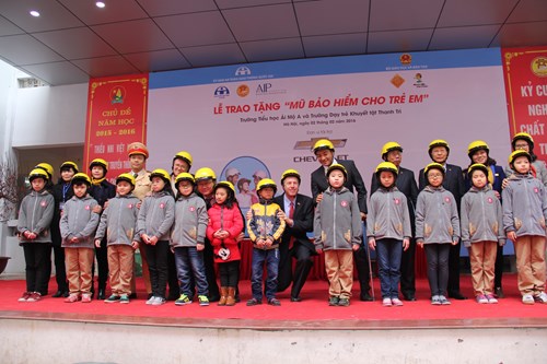 Lễ trao tặng mũ bảo hiểm đạt chuẩn cho học sinh trường Tiểu học Ái Mộ A


